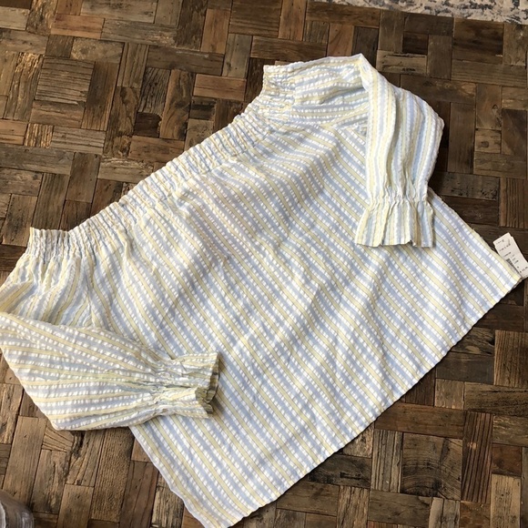 Listicle NWT off shoulder seersucker top. Size M - Picture 1 of 8
